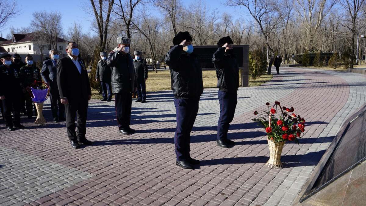 Жамбылские полицейские возложили цветы к памятнику воинам-афганцам