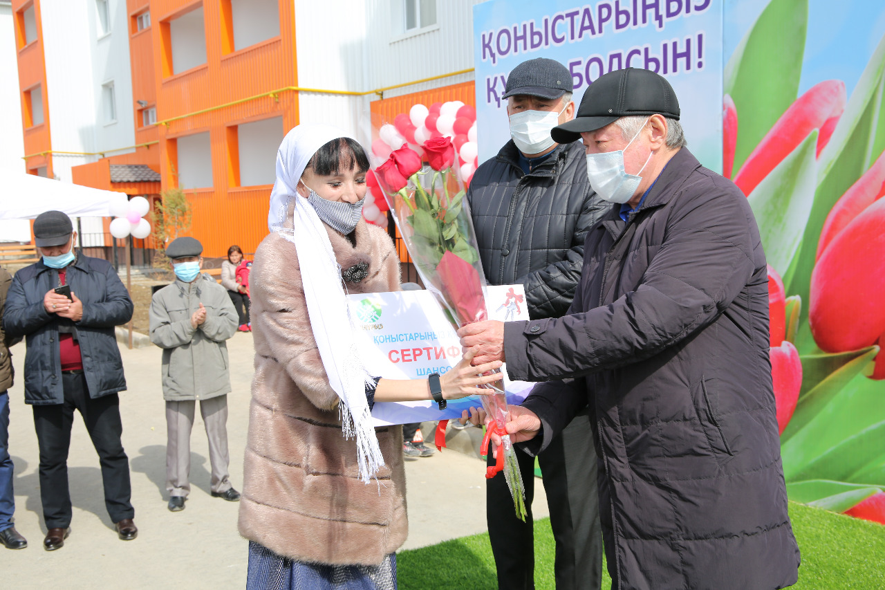 Праздник в новой квартире: в Таразе вручили ключи от 90 квартир