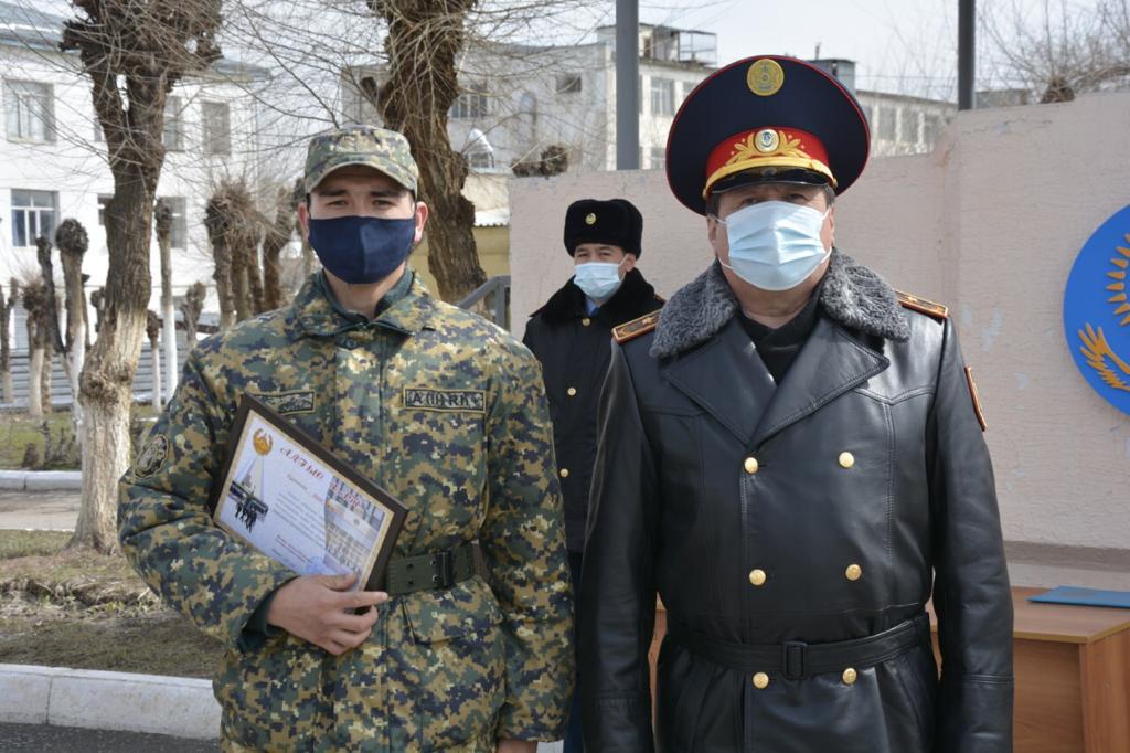 Начальник ДП Жамбылской области наградил военнослужащих Национальной гвардии