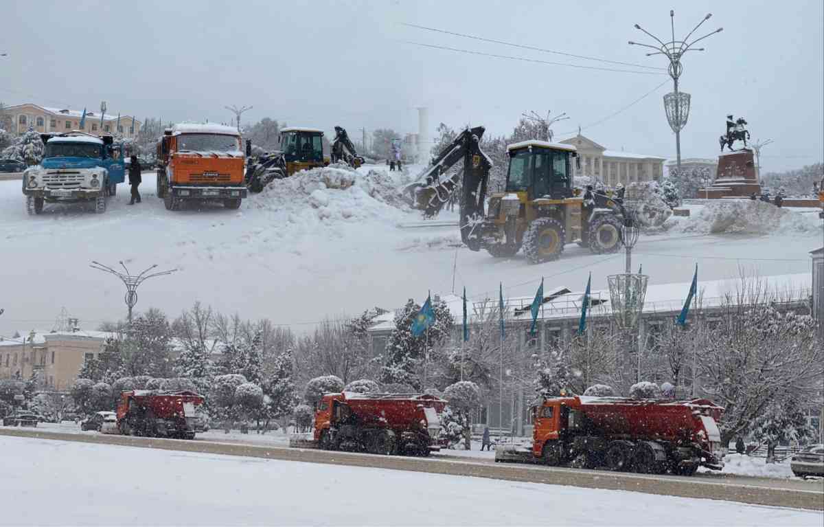 Уборка снега в Таразе: куда смогла доехать техника текущей зимой