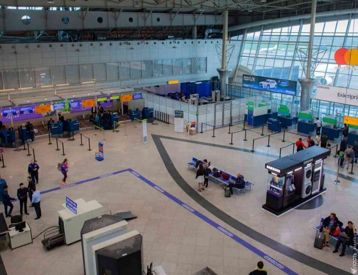 750 человек остались в аэропорту Алматы из-за задержки и отмены рейсов