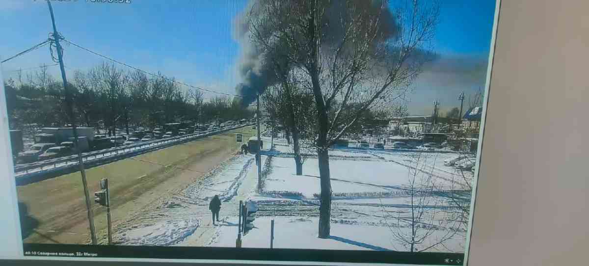 Крупный пожар тушат на складе в Алматы
