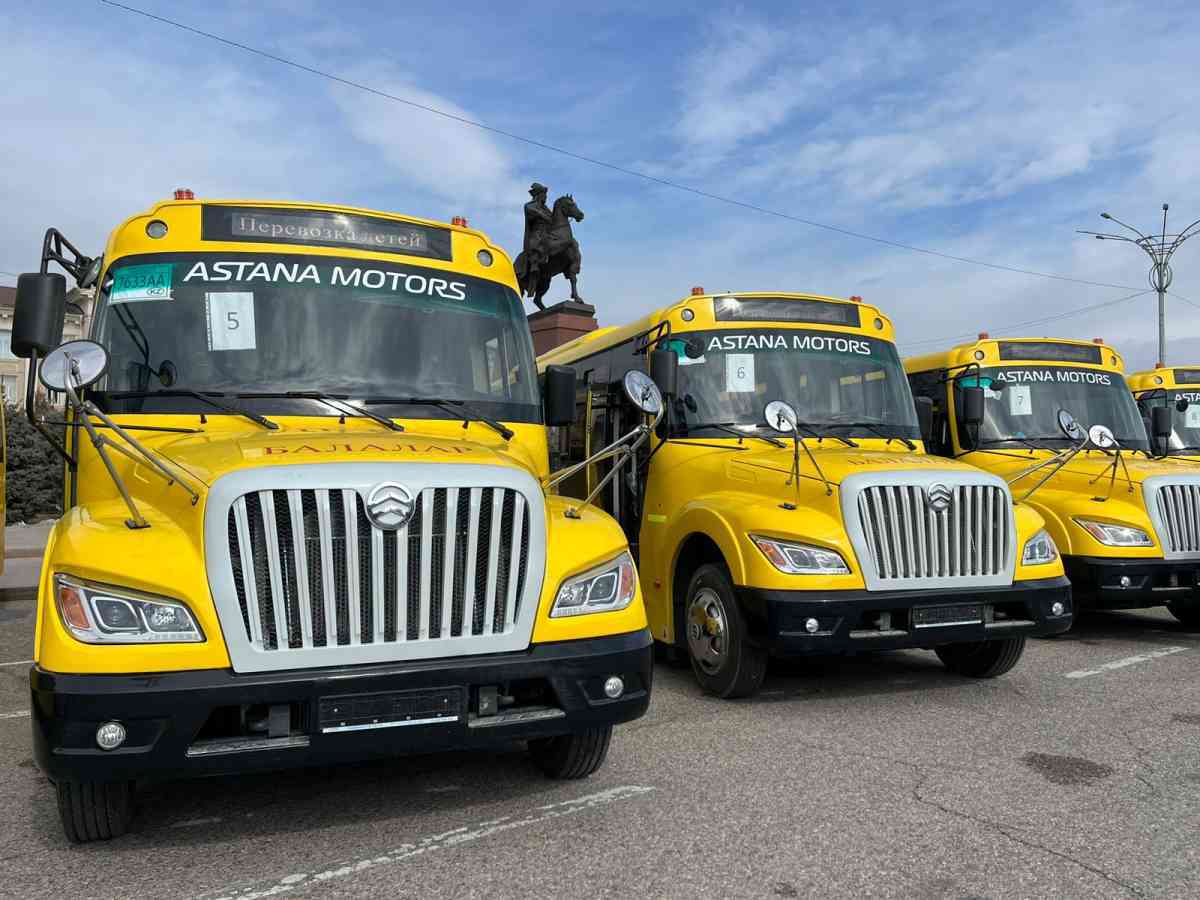 Жамбылским школам раздали 14 новых автобусов для развозки детей