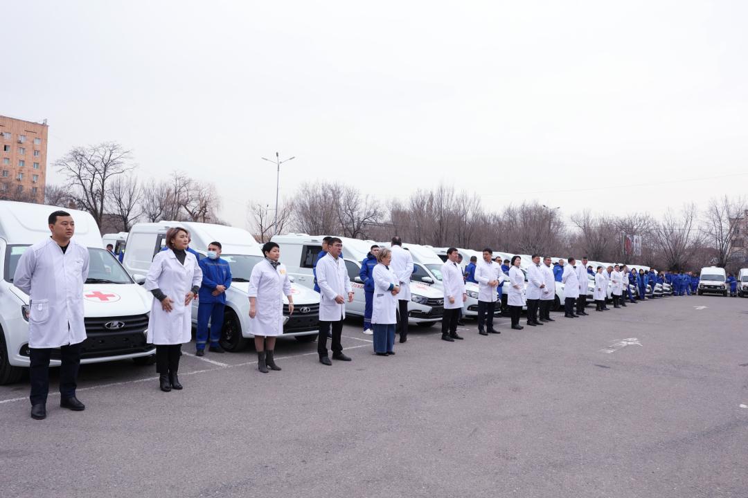 Районным больницам и поликлиникам Жамбылской области передали 40 новых санитарных автомобилей