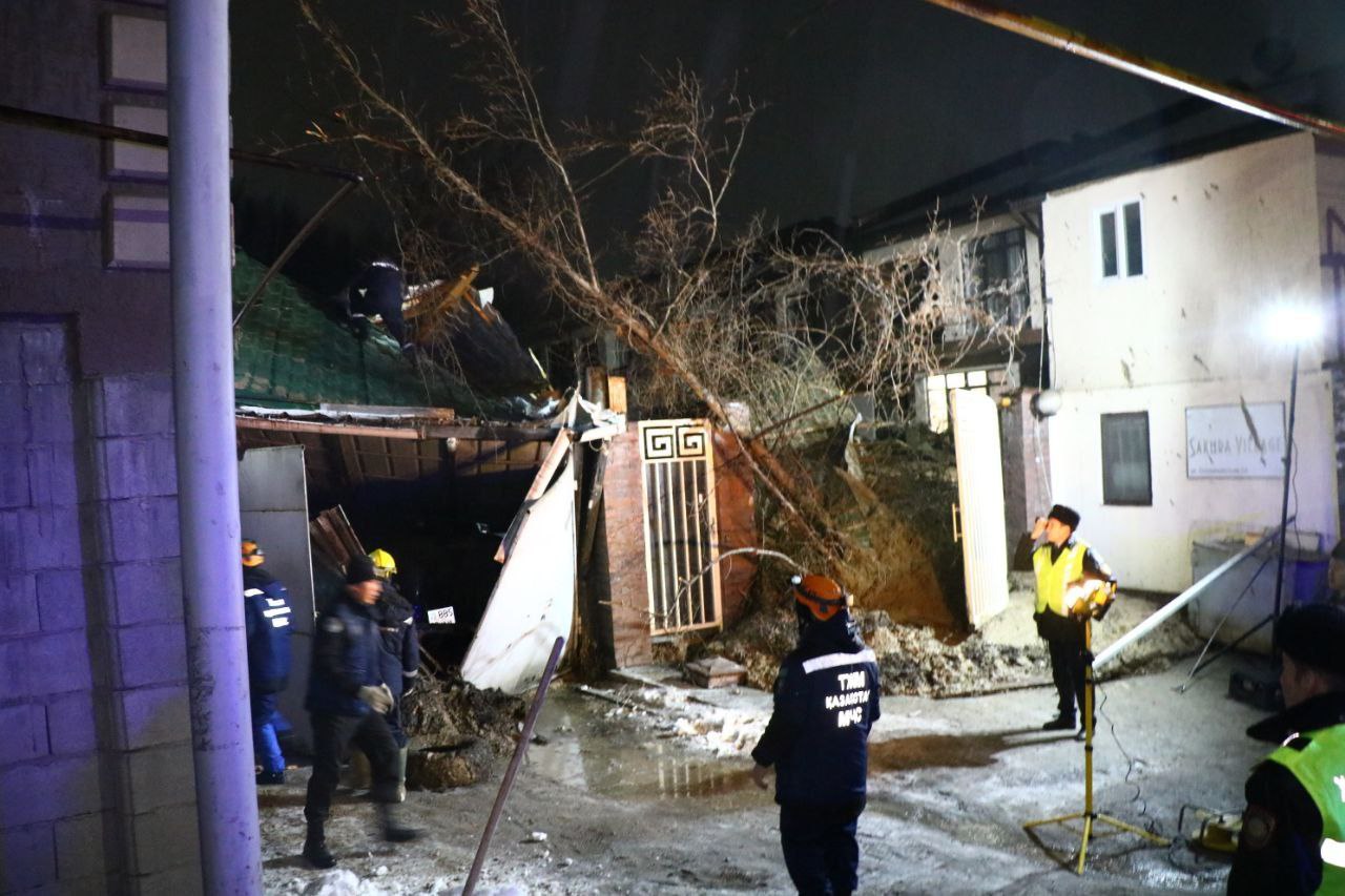 В Алматы из-за схода грунта четыре человека остались под завалами разрушенного дома