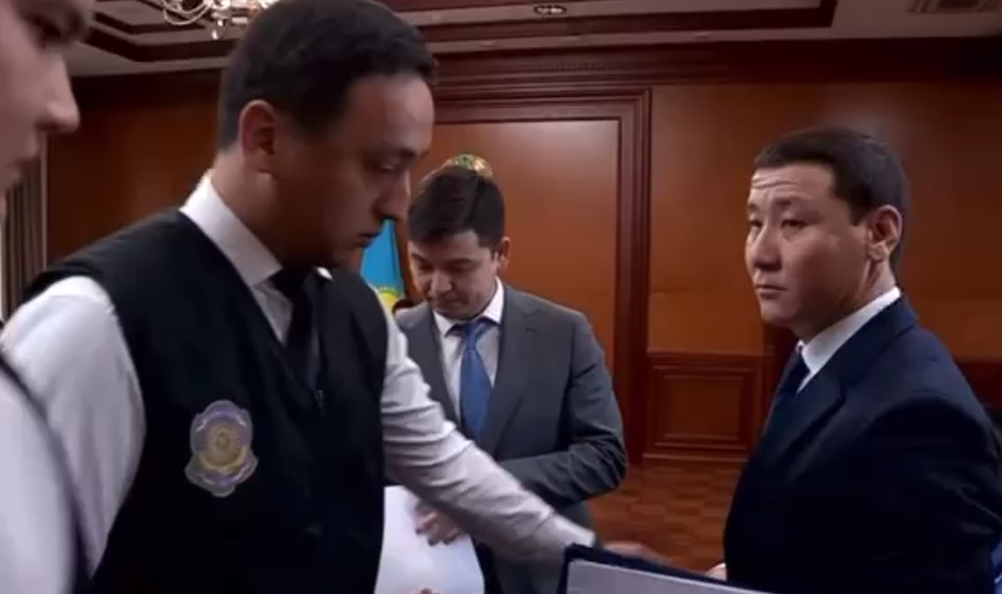 В Шымкенте Антикор задержал чиновника прямо на совещании – видео