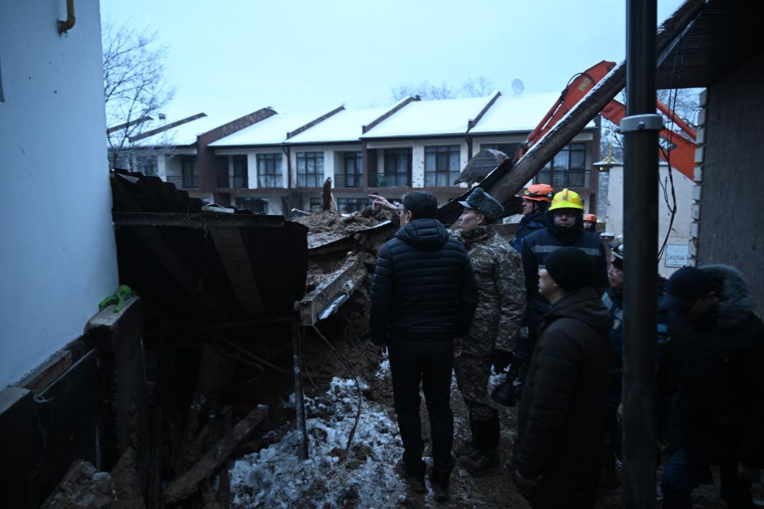 ЧП в Алматы: под завалами дома найдено тело мужчины