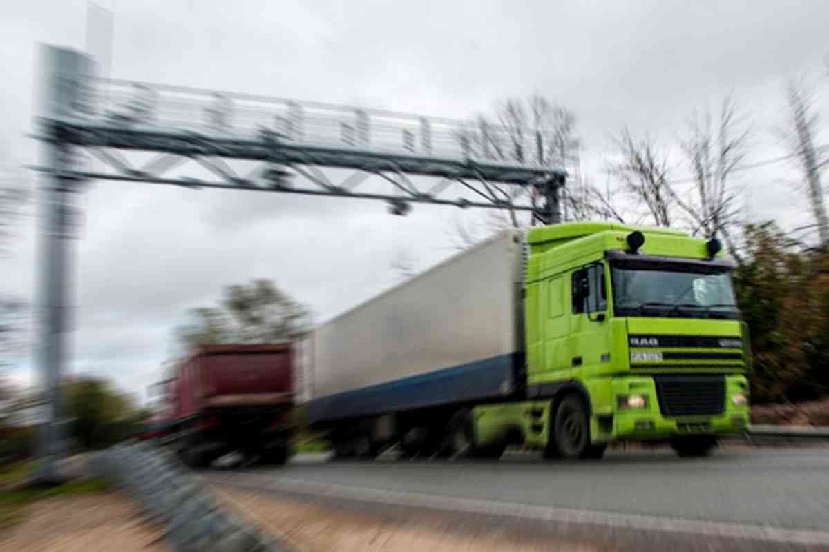 До конца года на дорогах страны установят 220 автоматизированных станций измерения веса грузовых авто
