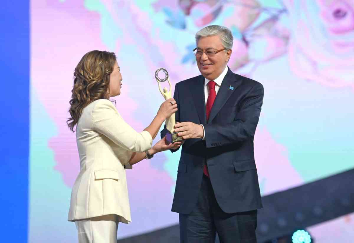 Накануне Международного женского дня Токаев вручил призы победительницам конкурса «Ару-Ана»
