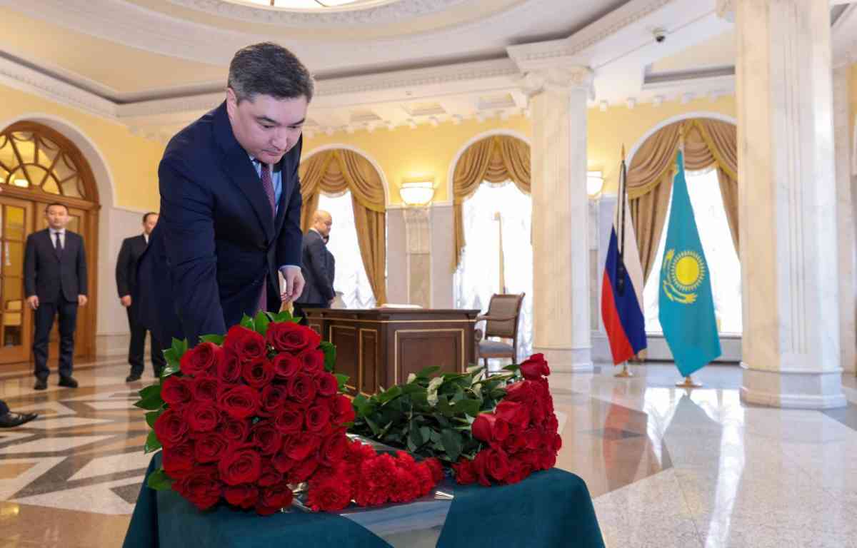 Глава правительства Олжас Бектенов посетил посольство Российской Федерации в Астане