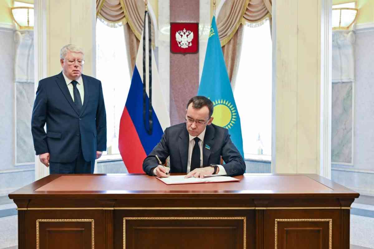 Спикер Сената Казахстана выразил соболезнования Послу России в РК