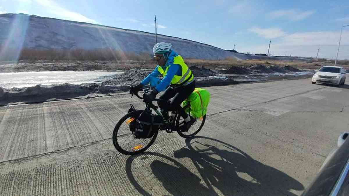 64-летний "Железный человек" из Казахстана совершает велопробег в 840 км по стране
