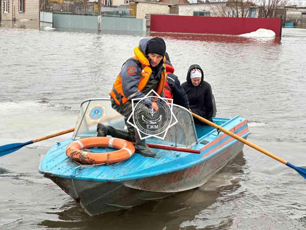 Эвакуацию населения в затопленных районах Казахстана проводят в МЧС