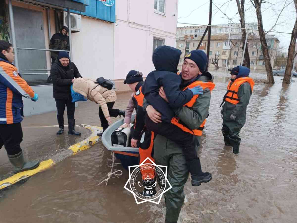 Спасатели продолжают работу в регионах Казахстана, пострадавших от паводков