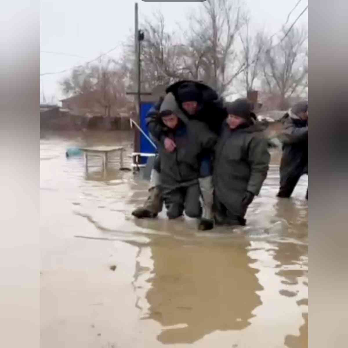 Борьба с паводками и его последствиями продолжается в нескольких регионах Казахстана