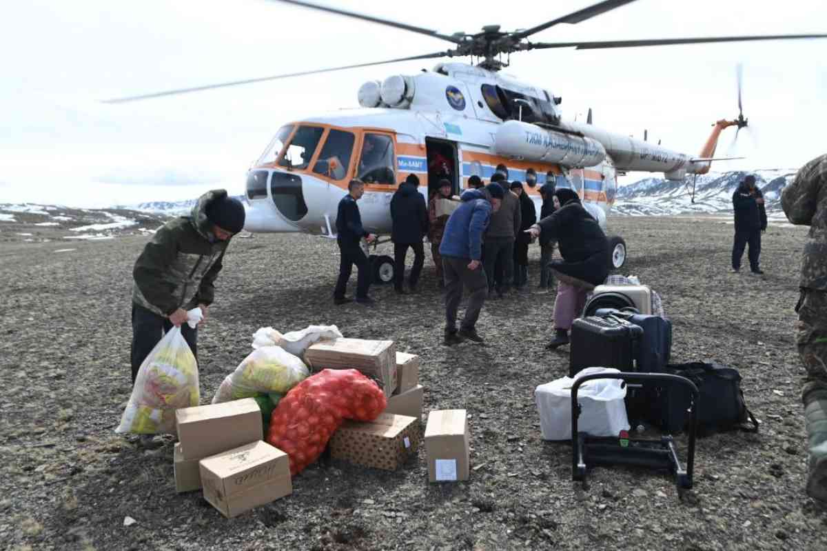 В Аксуатский район Абайской области на вертолете доставили гуманитарную помощь