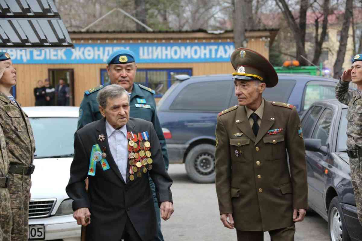 Со 100-летним юбилеем поздравили  ветерана-разведчика ВОВ военные Десантно-штурмовых войск РК