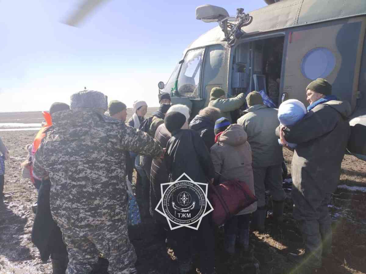 Идёт эвакуация людей из зон подтопления в регионах Казахстана