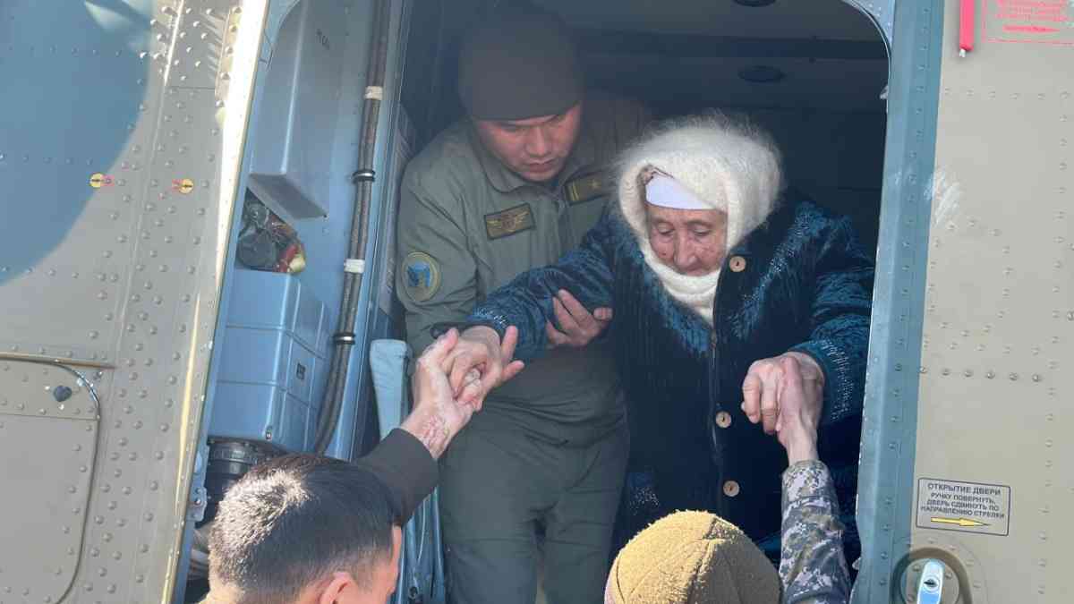 В аварийно-спасательных работах по Казахстану участвует более 500 военных,  8 вертолетов, самолёт и другая техника