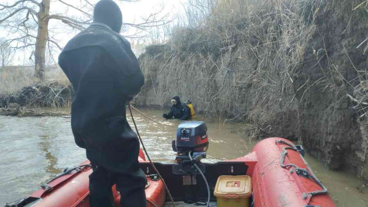 На реке Борлы ищут двух затонувших во время паводка мужчин
