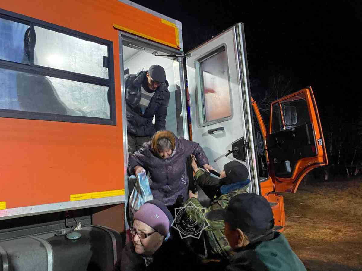 Спасатели продолжают эвакуацию казахстанцев в затопленных районах страны