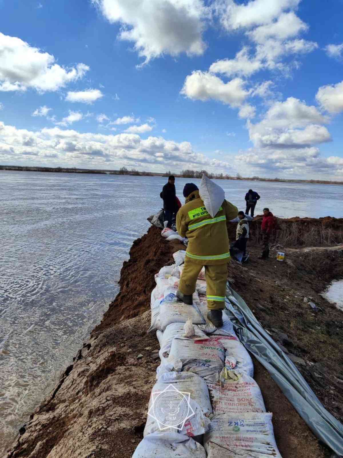 Более 6,7 тысяч казахстанских семей в пострадавших от паводков регинах получили единовременную выплату