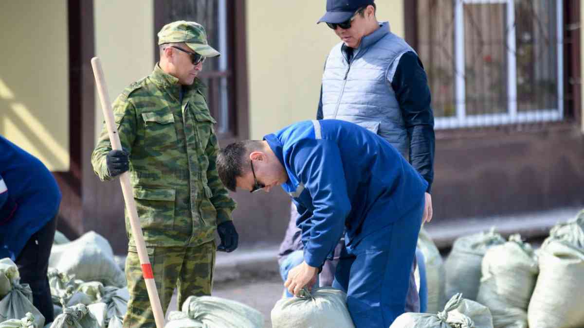 Для защиты Уральска от паводков в область отправят ещё 500 военнослужащих и спасателей из других регионов