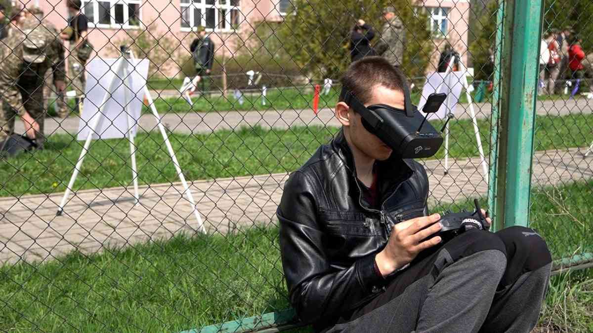 Молодежь в Казахстане начали учить управлять дронами