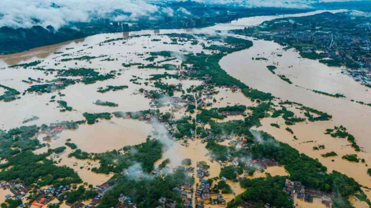 Более 100 тысяч человек эвакуировали из-за наводнения на юге Китая