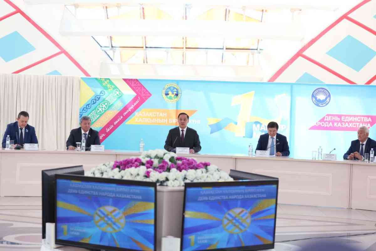 В преддверии Дня единства народа Казахстана Ербол Карашукеев провел награждение за вклад в укрепление мира и согласия