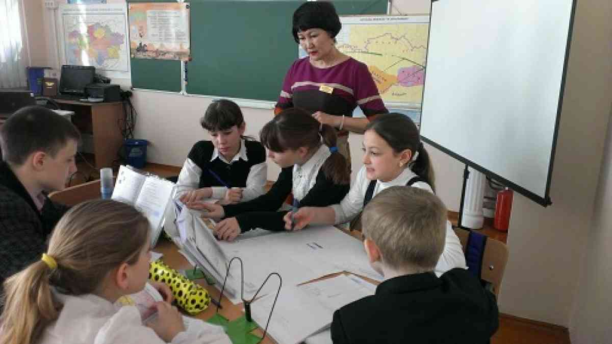 Каким казахстанским учителям будут доплачивать к зарплате