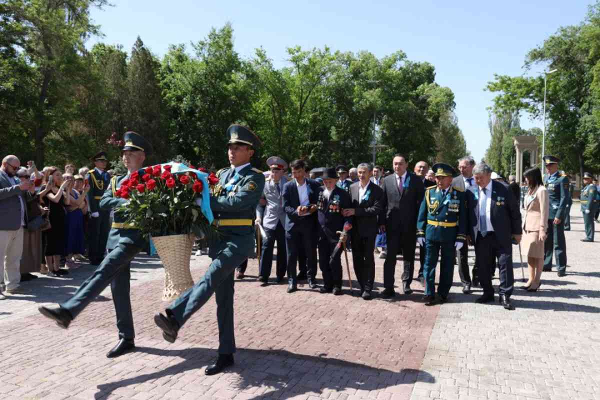 Аким Жамбылской области принял участие в церемонии возложения цветов к Вечному огню