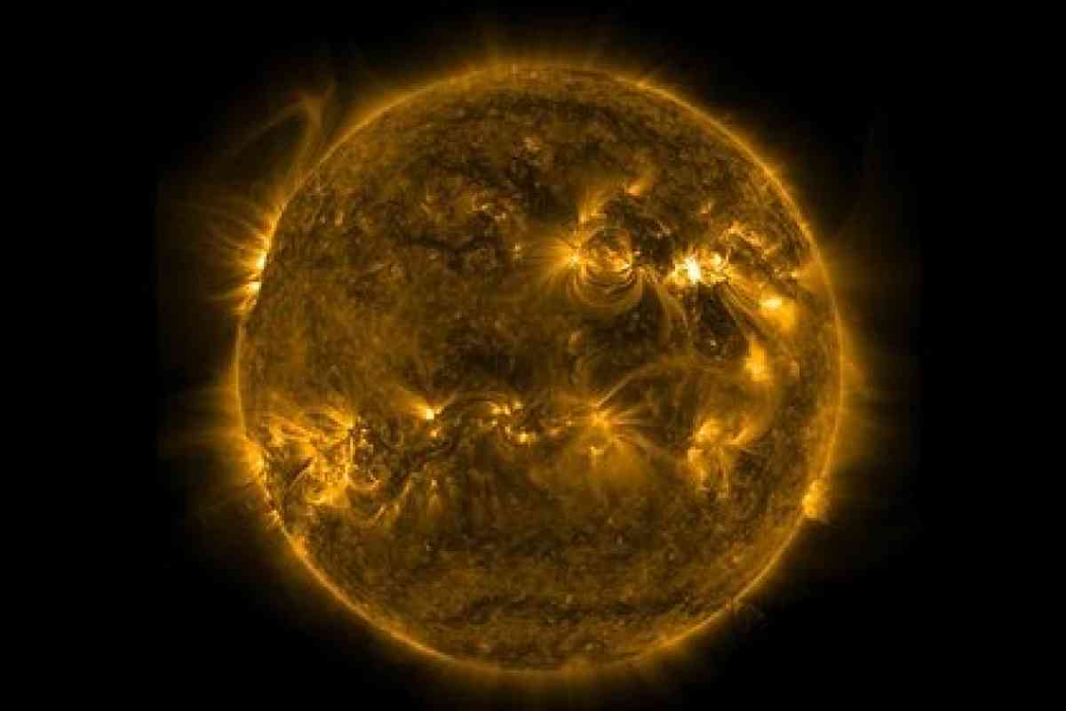 12-13 мая на Земле ожидают магнитные бури из-за мощнейших вспышек на Солнце