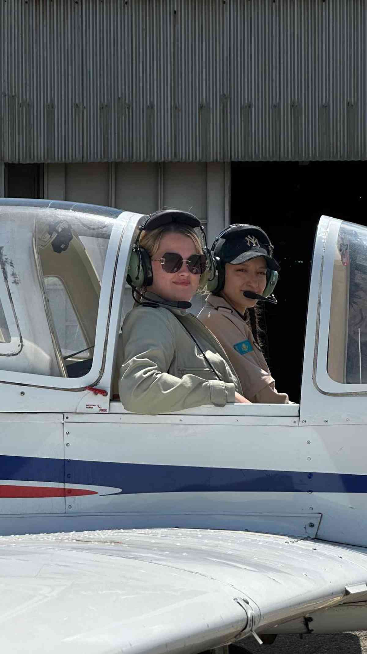 В Таразе женский экипаж совершил первый полет в истории лётной практики Академии гражданской авиации