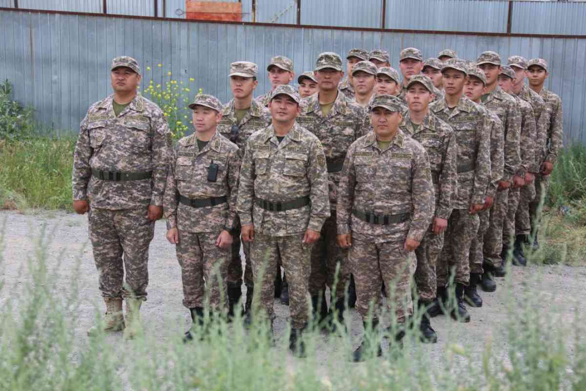 В Тараз вернулись военнослужащие после паводков в Атырауской области