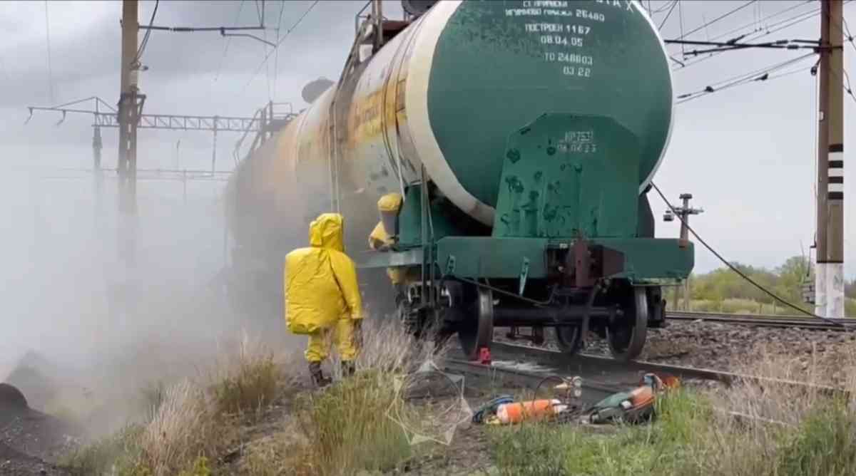 Аварийную цистерну с соляной кислотой в Акмолинской области отбуксировали на безопасное расстояние