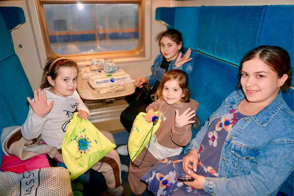 Детям в казахстанских поездах вручили подарки от КТЖ