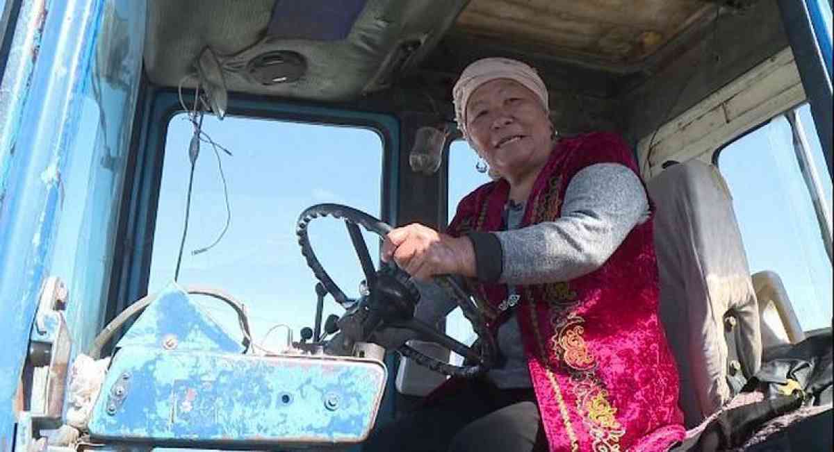 72-летняя тракторист из Карагандинской области участвует в экоакции «Таза Қазақстан»
