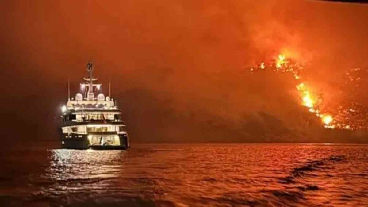СМИ: Туристы из Казахстана могут быть замешаны в пожаре на острове в Греции