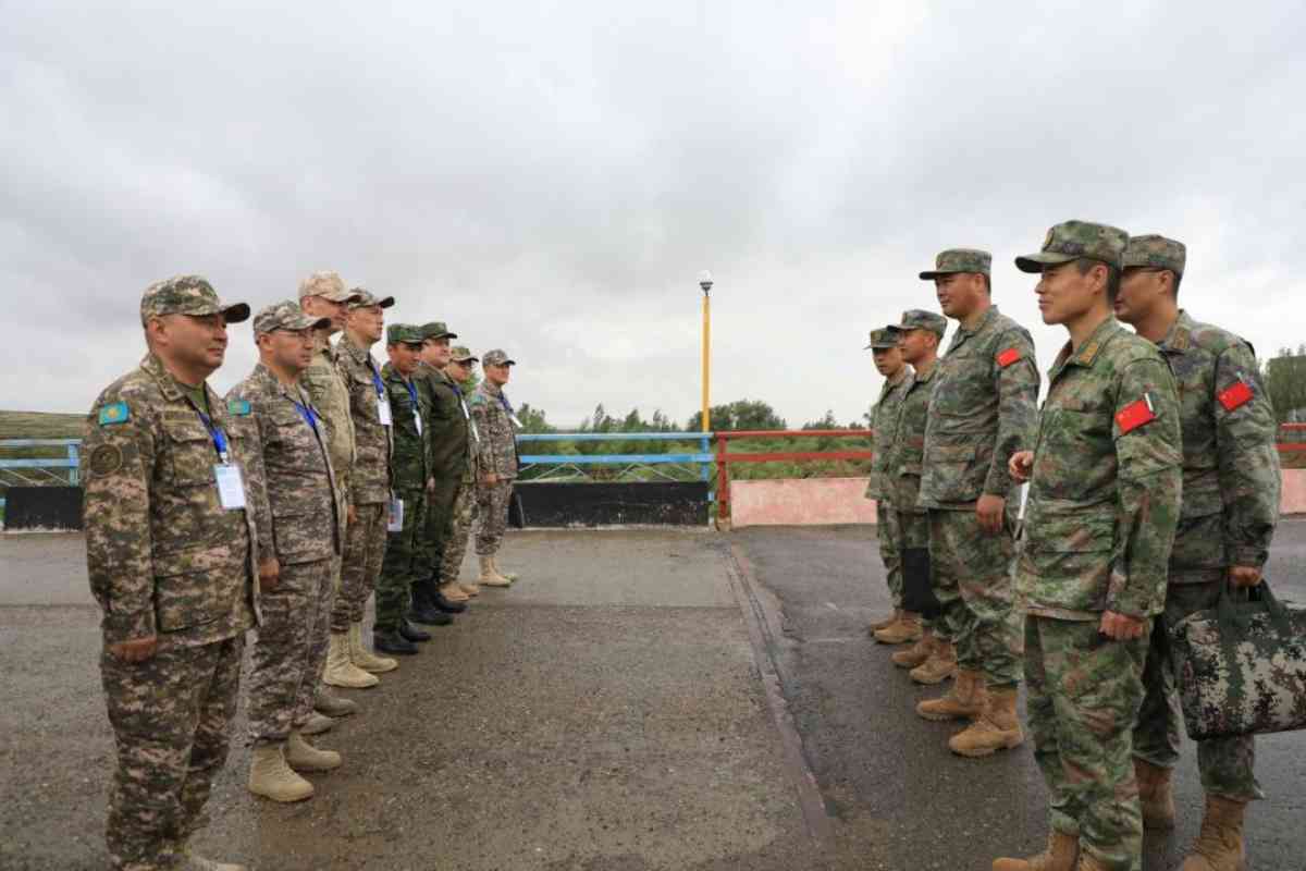 Военные части Китая и Казахстана возле границы проверили специалисты