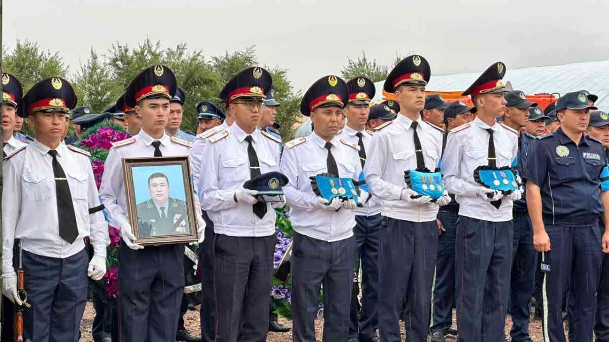 В Жамбылской области простились с полицейскими, погибшими в ДТП 17 августа