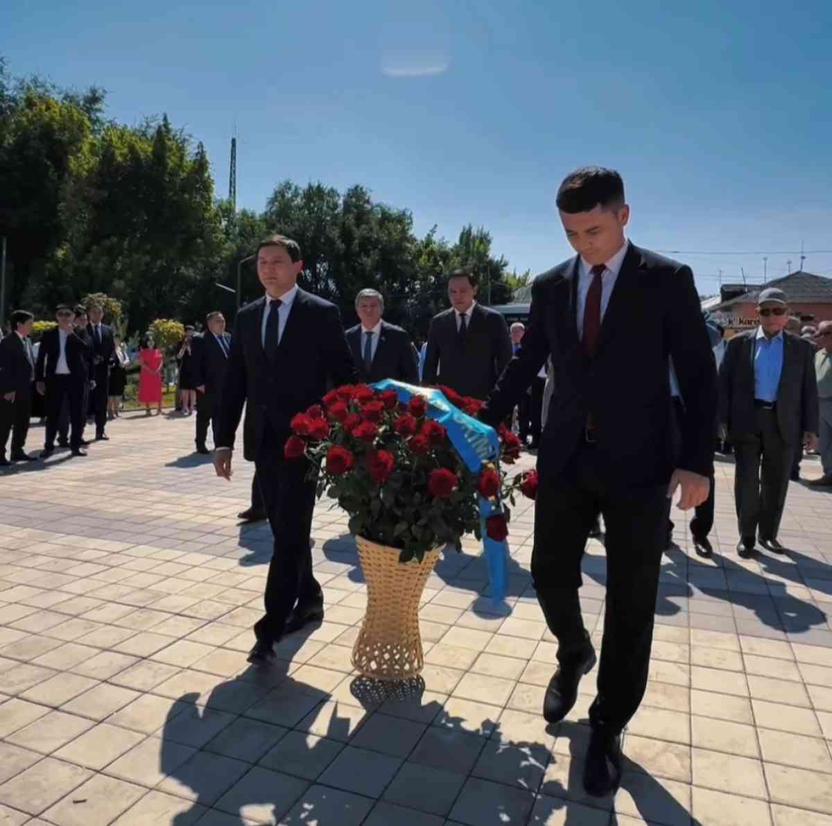 В Таразе возложили цветы к памятнику Димухамеда Кунаева