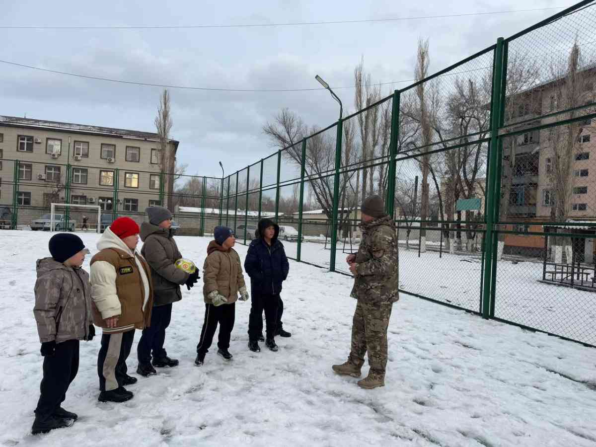 В городе Таразе проводятся профилактические мероприятия по предупреждению опасности сосулек