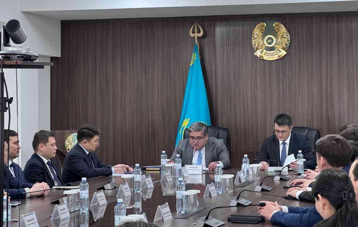 Азамат Жолманов встретился с выпускниками Академии государственного управления