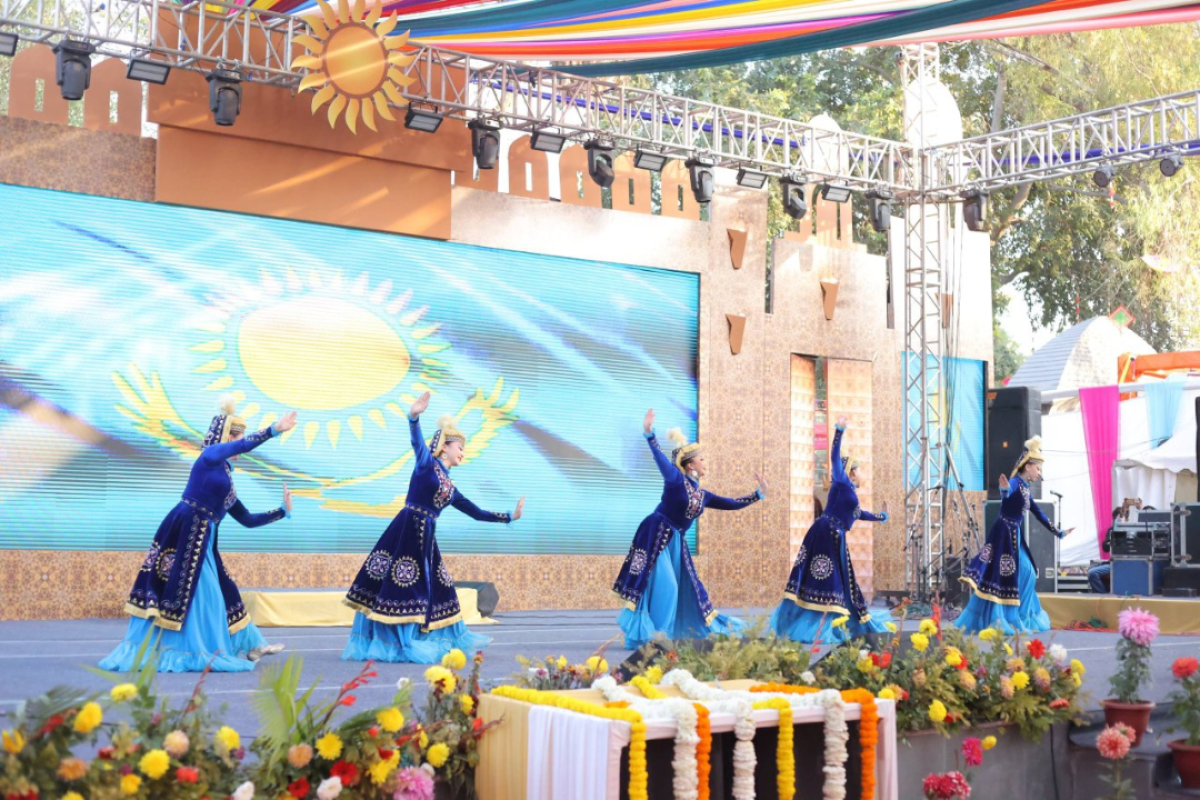 Жамбылцы представили национальное искусство на сцене в Индии